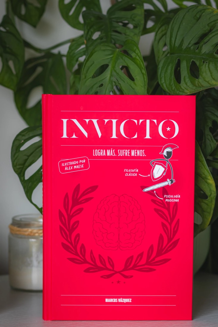 Invicto edición ilustrada, tapa dura roja con el guerrero de Álex Maese