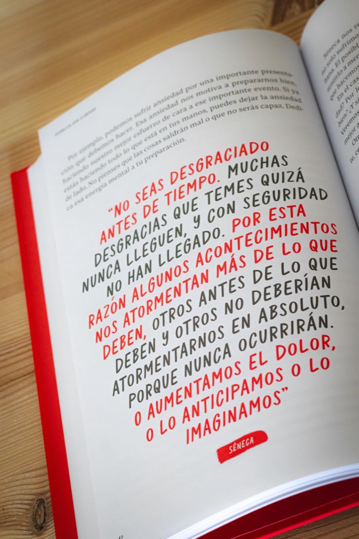 Página interior con una cita de Séneca rotulada a mano en rojo y gris
