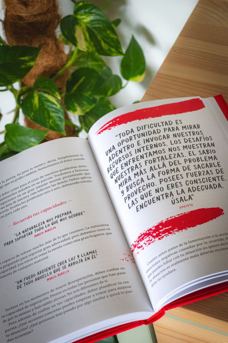Doble página con citas de Marco Aurelio y Epicteto y pinceladas rojas