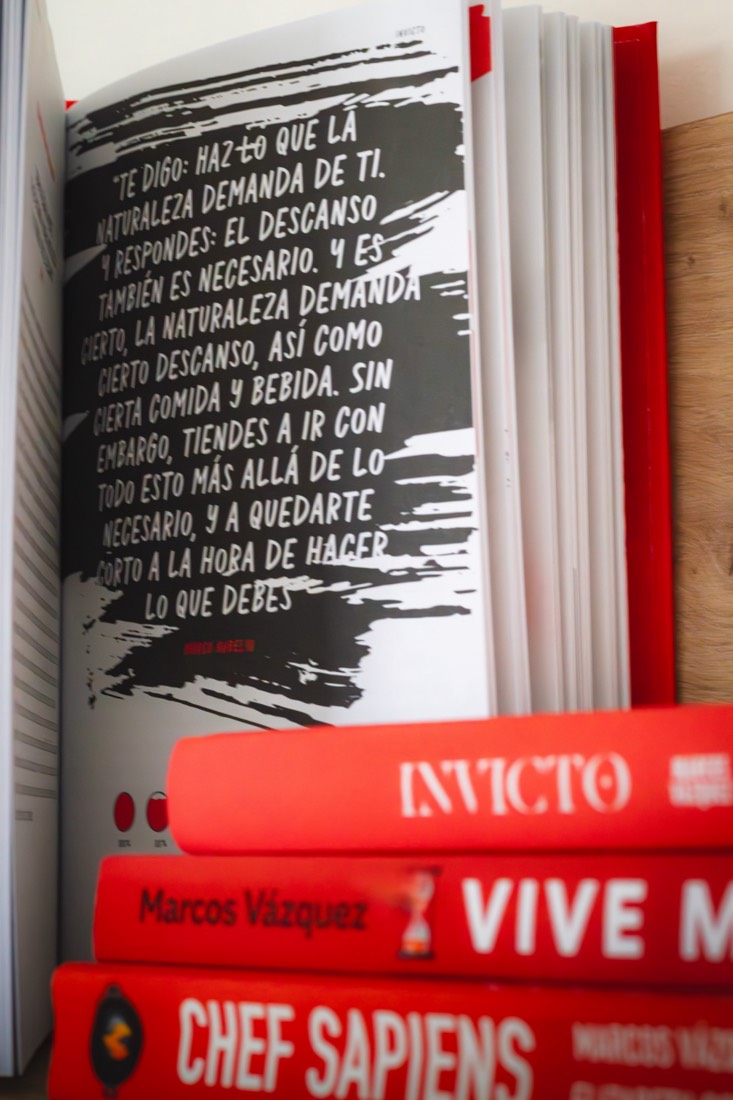 Página con cita de Marco Aurelio en letras blancas sobre una mancha de tinta negra