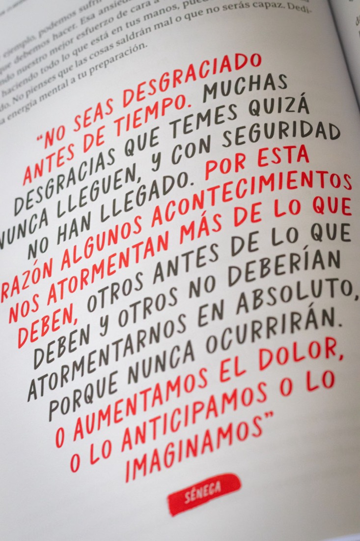 Detalle de la tipografía manual de la cita de Séneca